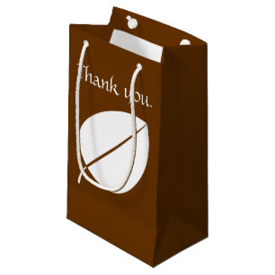 Feuilles d'automne dans le sac cadeau au chocolat