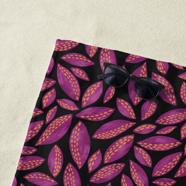 Feuilles d'automne Purple Black Beach Serviette (En situation)