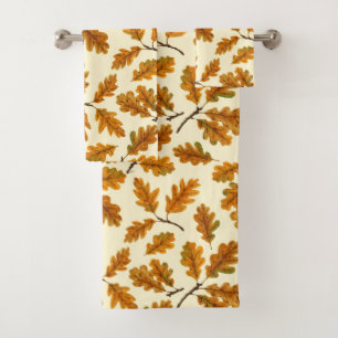 Feuilles de chêne automnal sur blanc