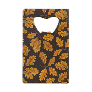 Feuilles de chêne automnal sur brun foncé