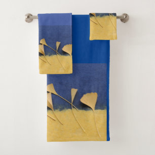 Feuilles Ginkgo sur textures de papier fait main