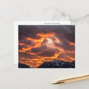 Feuriger Sonnenuntergang über den Bergen Postkarte