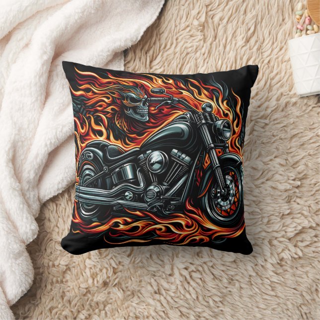 Feuriges Motorrad, das durch dunkle Straßen strahl Kissen (Decke)