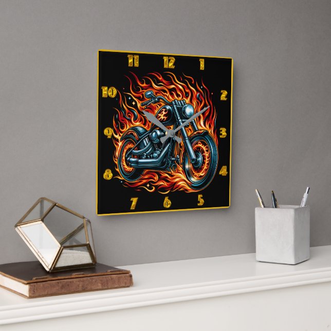 Feuriges Motorrad, das durch eine kosmische Kuliss Quadratische Wanduhr (Büro)