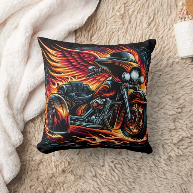 Feuriges Motorrad mit Flügeln, die durch Flammen r Kissen (Decke)