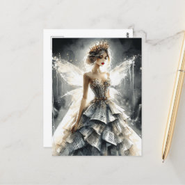 Fey in einem Modekleid aus Zeitungen Postkarte