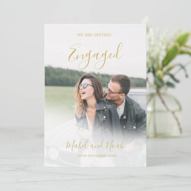 Fiançailles Elegant Gold Photo Overlay Invitation (Debout devant)