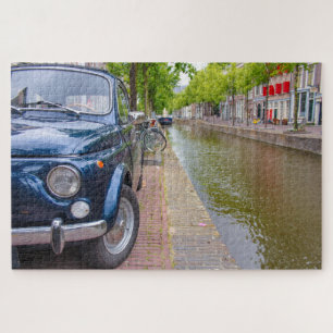 Fiat 500 Auto auf einem Kanal in Amsterdam