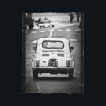 Fiat 500, Italien, umfassendes Vintages Auto der Fleecedecke<br><div class="desc">Dieses ist ein Schwarzweiss-Bild der Vintagen Art von einem Fiat 500,  cinquecento,  in Italien auf einer Fleecedecke. Die Fotografie kennzeichnet eins der ikonenhaften Retro klassischen italienischen Autos,  das Fiat 500. Typisch von Italien und von Rom. Ein großes Weihnachtsgeschenk für irgendein Mitglied der Familie oder ein Freund oder eine Freundin.</div>