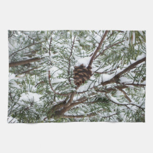 Fichtenzapfen im Schnee II Winter Naturfotografie Handtuch