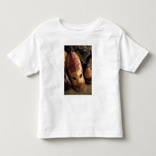 Fidschi, Viti Levu Masken auf einem Stadtmarkt. Kleinkind T-shirt