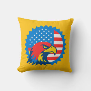 Fierce Bald Eagle über die US-Flagge Kissen