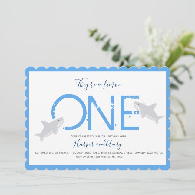Fierce One Blue Twins Shark Animal zum ersten Gebu Einladung (Stehend Vorderseite)