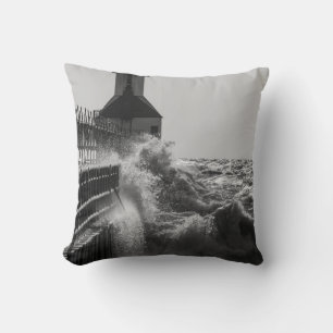 Fierce Waves bei St Joseph Grayscale Kissen