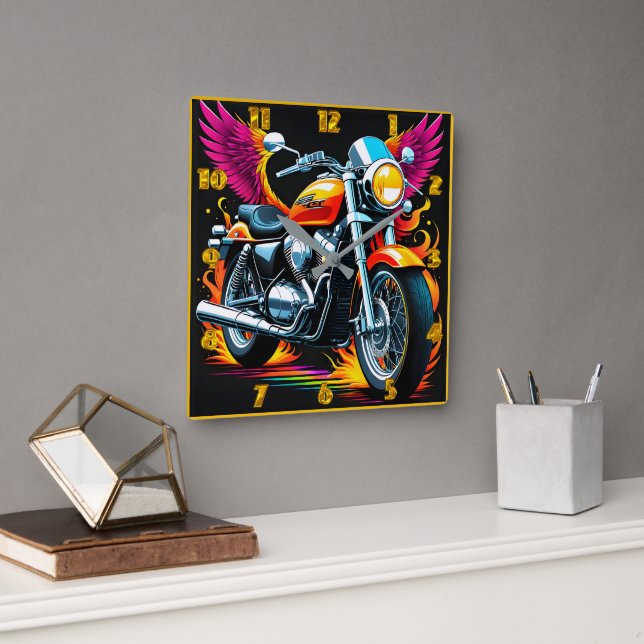 Fiery Motorrad mit lebhaften Flügeln bei Sonnenunt Quadratische Wanduhr (Büro)