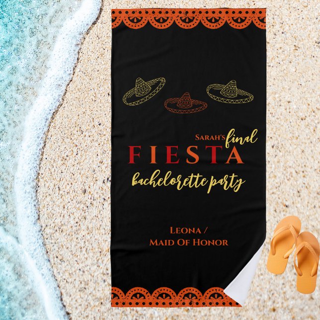 Fiesta-Junggeselinnen-Abschied Strandtuch (final fiesta bachelorette party beach towel mexican party sombreros and papel picado vibrant)