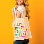 Fiesta Siesta Tequila Repeat Bachelorette Tragetasche<br><div class="desc">Suchen Sie das passende Geschenk für Ihren Junggeselinnen-Abschied? Schau nicht weiter als diese stilvolle und lustige Tasche! Mit dem eingängigen Slogan "Fiesta Siesta Tequila Repeat" ist diese Tasche das perfekte Accessoire für jeden Junggeselinnen-Abschied. Egal, ob Sie für eine Tanz- und Unterhaltsnacht in der Stadt sind oder sich am Schwimmbad mit...</div>