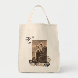 Fille au bord de la mer avec le sac fourre-tout à