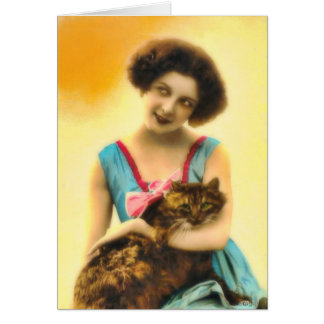 Fille avec la carte de chat d'animal familier