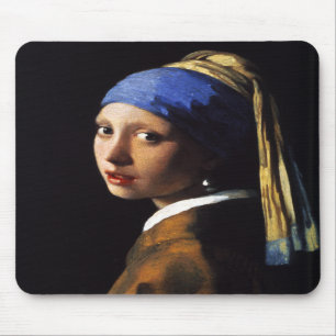 Fille avec un tapis de souris de boucle d'oreille