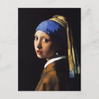 Fille avec une carte postale à oreille perle