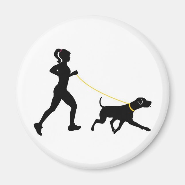 Fille courant avec son aimant pour chien (Devant)