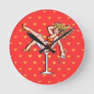 FILLE DANS UNE HORLOGE MURALE VERRE À MARTINI (oli