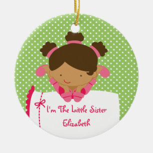 Fille de bonbon à ornement de Noël de petite soeur