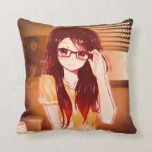 Fille de coussin dans sa chambre à coucher