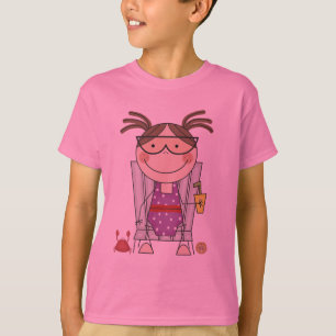 Fille détendant aux T-shirts et aux cadeaux de
