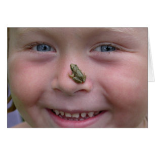 Fille Douce Avec Grenouille Sur Le Nez