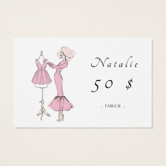 Fille en robe rose avec robe sur mannequin