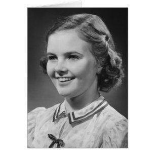 Fille posant dans le studio