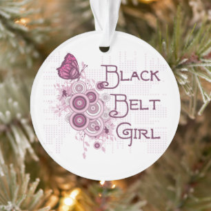 Fille rose de ceinture noire d'arts martiaux de