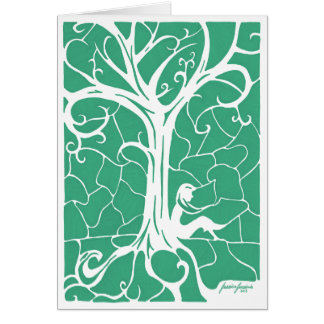 Fille s'asseyant par l'arbre de tourbillonnement