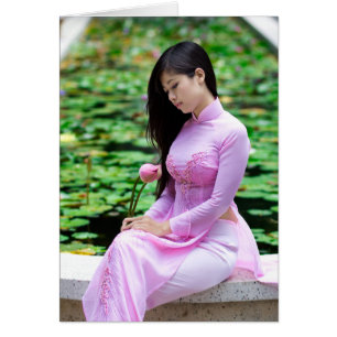 Fille tenant le lotus à la fontaine