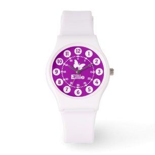 Filles pourpres et montre-bracelet nommée courte