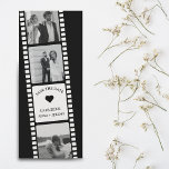 Film Strip Foto Stand Lesezeichen Save the Date Einladung<br><div class="desc">"Captured Liebe: Film Strip Save the Date & Lesezeichen" Erhöhen Sie Ihre Ankündigung Datum freihalten mit unserem einzigartigen Filmstreifen Save the Date & Lesezeichen. Dieses Design verbindet den klassischen Reiz eines Filmstreifens mit einer modernen, eleganten Drehung. In Schwarz-Weiß-Szene zeichnet es sich durch drei hochgeschätzte Fotos des glücklichen Ehepaares aus, was...</div>