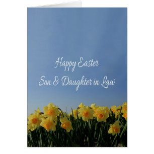 Fils et femme heureux Pâques