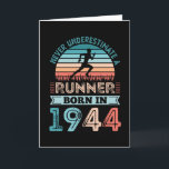 Finalist geboren im 80. Geburtstagsgeschenk 1944 V Karte<br><div class="desc">Unterschätzen Sie nie einen geborenen Runner im Jahr 1944. Ideal Vintages 80. Geburtstagsgeschenk für 80-jährige Laufbegeisterte. Männer und Frauen,  die Liebe zu laufen und zu gehen Joggen wird Liebe für Väter Tag oder Weihnachten.</div>