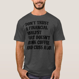 Finanzanalytiker, die Kaffee trinken, trüben viel T-Shirt