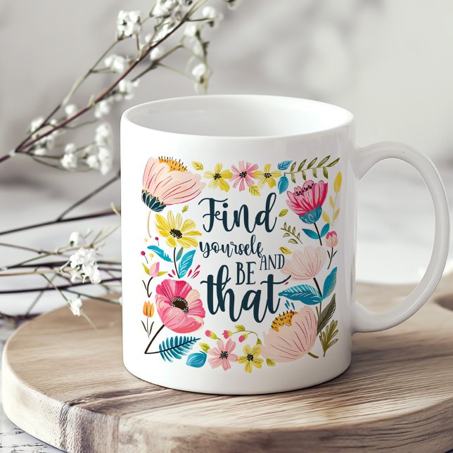 "Finde dich selbst und sei das" florale Inspiratio Kaffeetasse ("Find Yourself and Be That" Floral Inspirational Coffee Mug on a boho kitchen table.)