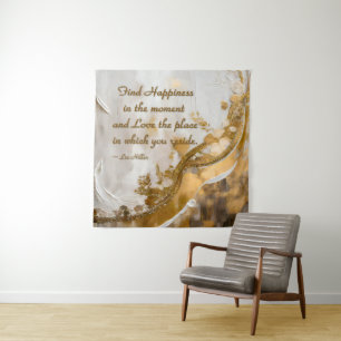 Finde Glück im Moment... Lee Hiller Quote Wandteppich