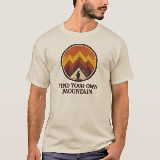 Finden Sie Ihren eigenen Berg – Inspirierender Pin T-Shirt