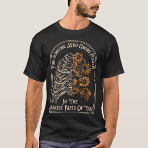 Finden Sie jemanden, der Blume im dunkelsten Teil T-Shirt