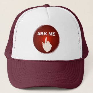 Finger auf dem roten glühenden Knopf fragen mir Truckerkappe