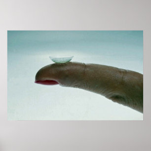 Finger, der eine Kontaktlinse hält Poster