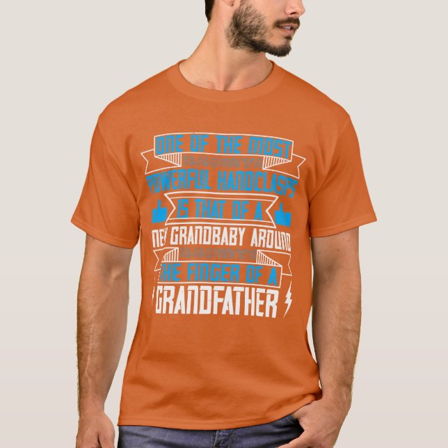Finger des Großvaters, Grip des Neugeborenen T-Shirt (Vorderseite)