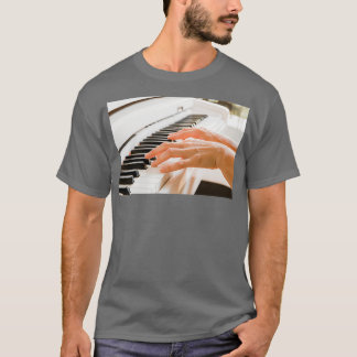 Finger und Hände einer Frau, die ein weißes Klavie T-Shirt