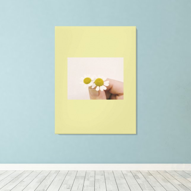 “Fingertip Daisy – Gentle Nature Wall Art” Leinwanddruck (Insitu (Holzboden))